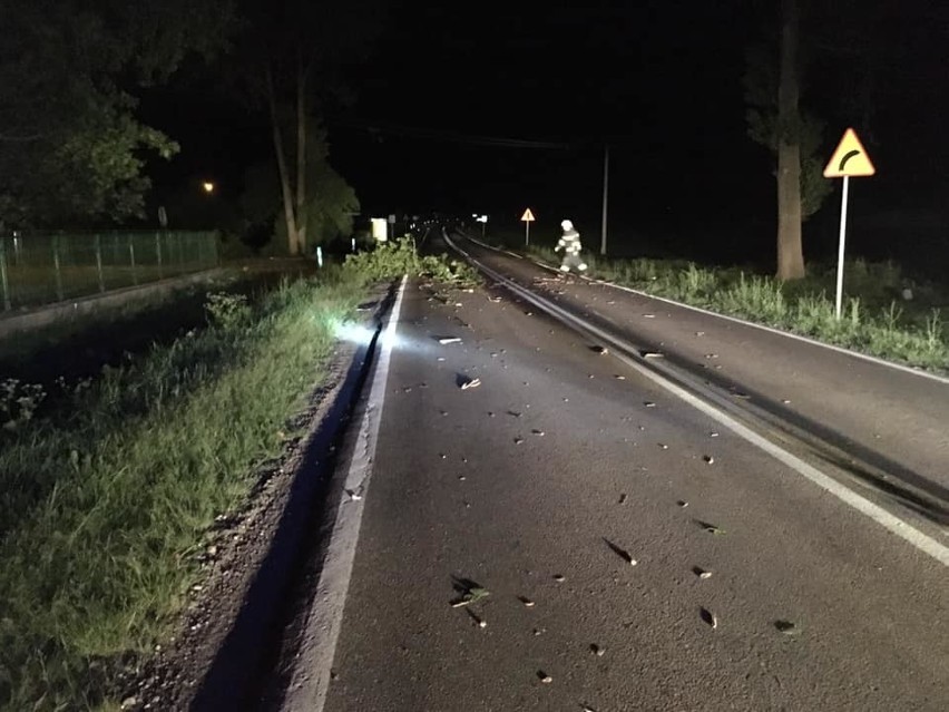 Niespokojna noc w powiecie zambrowskim. Burza i silny wiatr wyrządziły szkody. Z budynku Domu Dziecka wyleciało okno (zdjęcia)