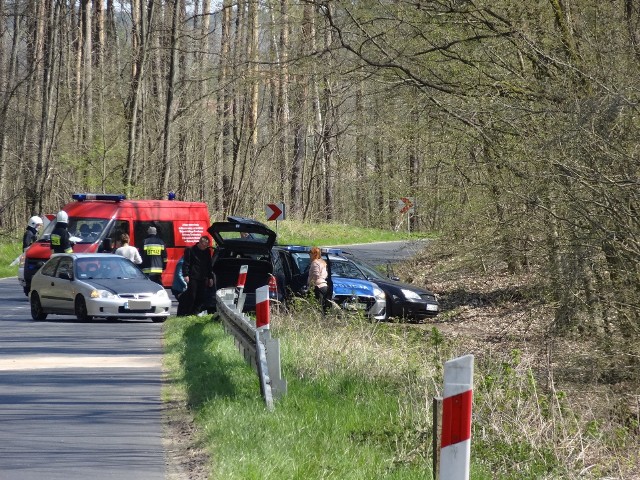 Droga z Międzyrzecza do Pszczewa nie cieszy się dobrą sławą wśród kierowców. Lubuszanie wiedzą, że trzeba tutaj ściągnąć nogę z gazu. Niestety nie wiedzieli tego kierowcy hondy i seata spoza regionu. Efektem była kolizja, do jakiej doszło w 28 kwietnia w południe, na ostrym zakręcie w okolicach Policka. Wyglądało groźnie. Na miejscu natychmiast pojawiły się wszystkie służby. Na szczęście okazało się, że  skończyło się na pogiętych blachach. Warto jednak pamiętać, że to wyjątkowo kręta, pełna niespodzianek leśna trasa. Lepiej więc zdjąć nogę z gazu.