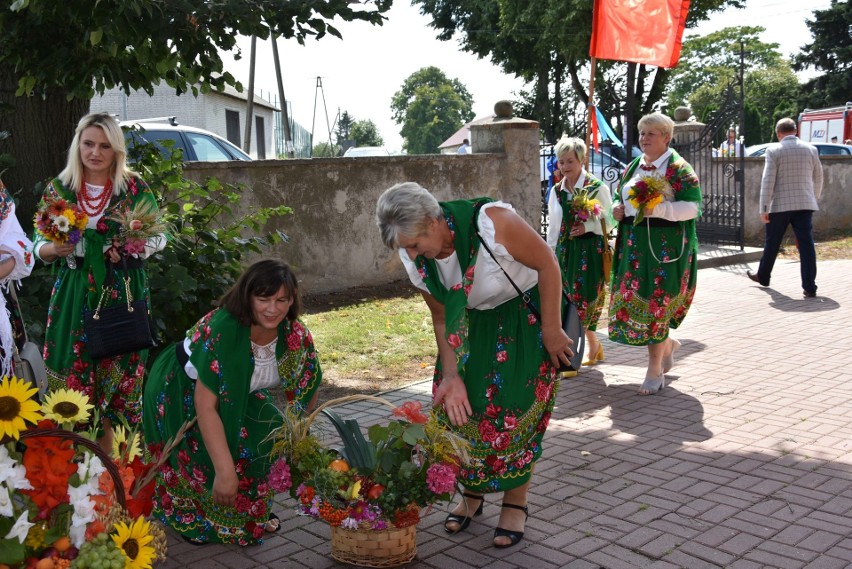 Dożynki Parafialne w Mydłowie w gminie Iwaniska. Rolnicy podziękowali za swoje tegoroczne plony. Zobaczcie zdjęcia