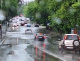Burza w Łodzi. Ściana deszczu, grzmoty, błyski i... zalane ulice w kilkanaście minut ZDJĘCIA