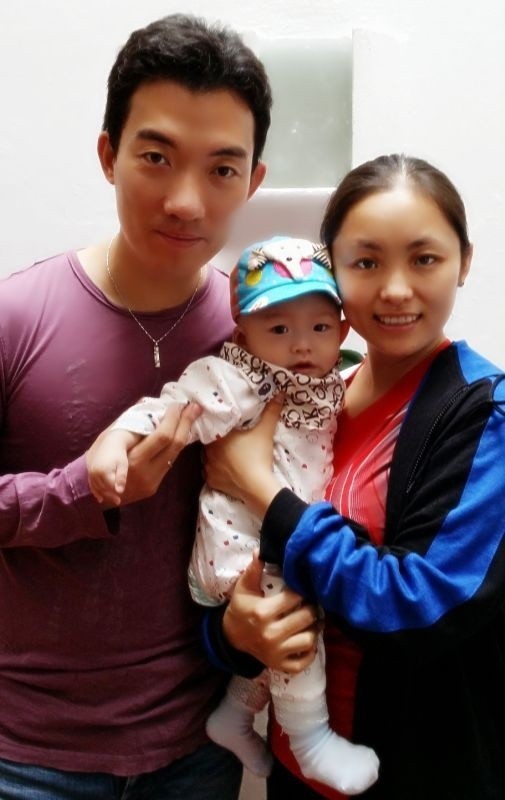 Tata Tian Zichao i Mama Li Qian ze swoim synkiem Wiliamem.