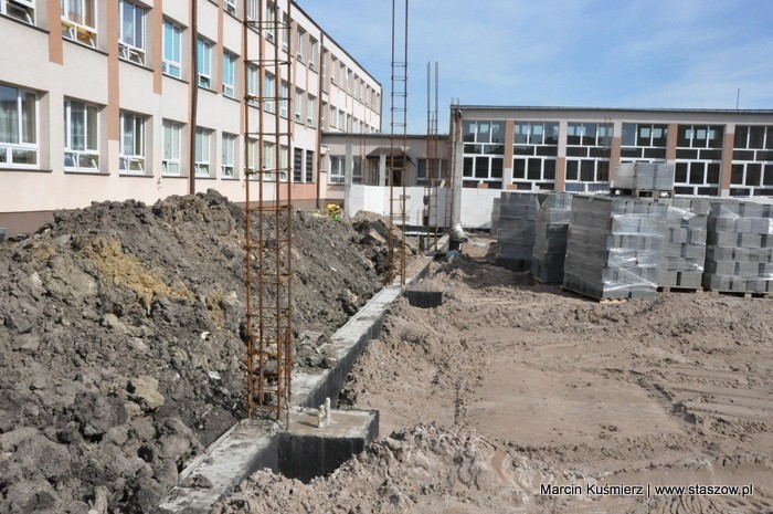 Przy Szkole Podstawowej numer 2 w Staszowie trwa budowa nowej hali sportowej za prawie 7 milionów złotych [ZDJĘCIA]