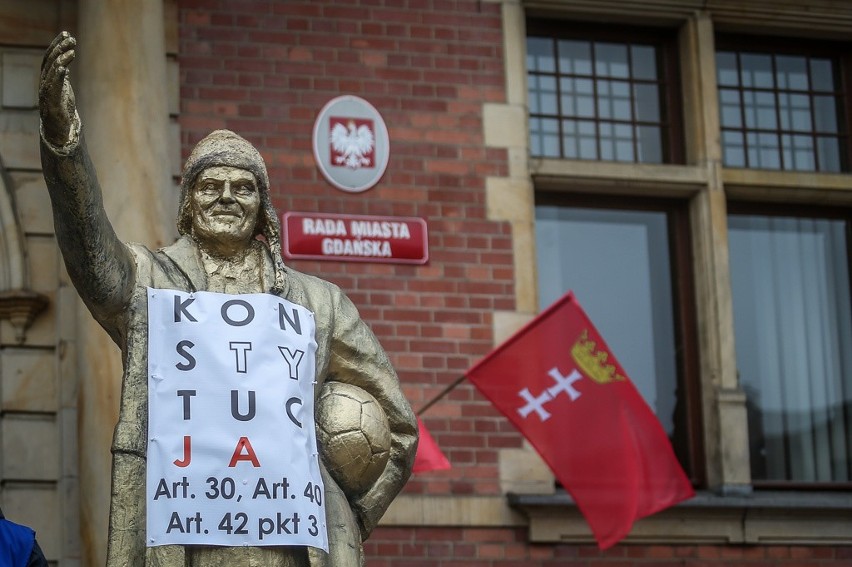 Przedstawiciele "Solidarności" ze złotym pomnikiem Donalda Tuska pod Radą Miasta Gdańska. To protest w sprawie uchwał o księdzu Jankowskim
