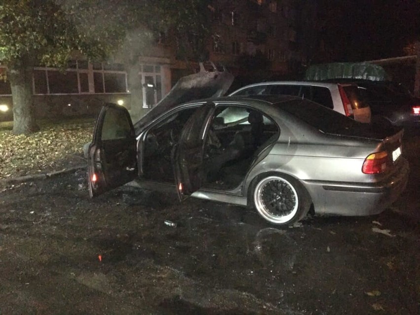 W Choszcznie spalił się samochód marki BMW. Stojący obok ford focus został uszkodzony