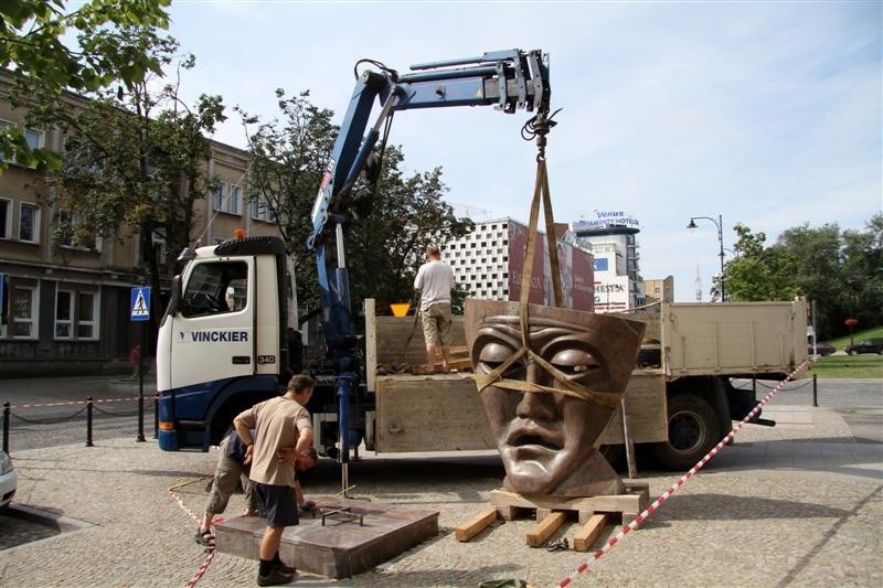 Rzeźba maski na ul. Suraskiej