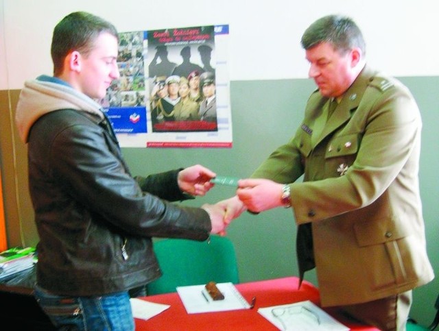 Przemysław Drozdowski z Łomży (z lewej) jest zainteresowany służbą w armii. W piątek otrzymał książeczkę wojskową.
