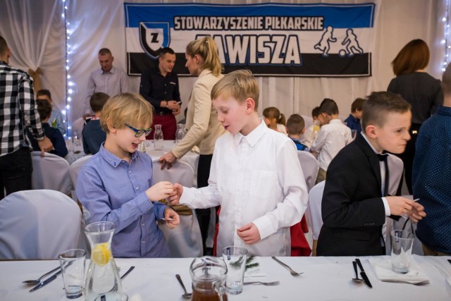 Zarząd, trenerzy, zawodnicy, kierownicy drużyn oraz przyjaciele Stowarzyszenia Piłkarskiego Zawisza Bydgoszcz spotkali się w piątek na klubowej kolacji wigilijno-noworocznej. Zobaczcie zdjęcia z Hotelu Brzoza >>>