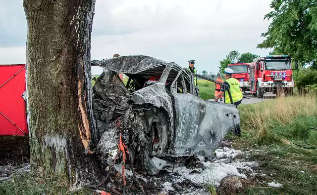 Tragiczny wypadek pod Kluczborkiem. 42-letni mężczyzna zginął w płonącym samochodzie.