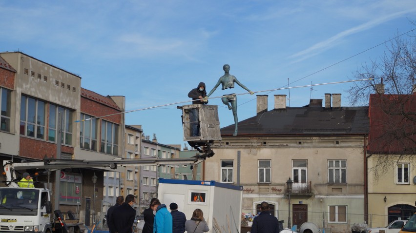 Pierwsze balansujące rzeźby Jerzego Kędziory zawisły na...