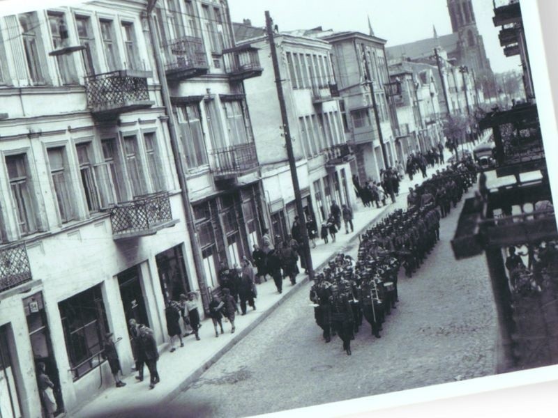 Przemarsz wojsk niemieckich przez Rynek Kościuszki
