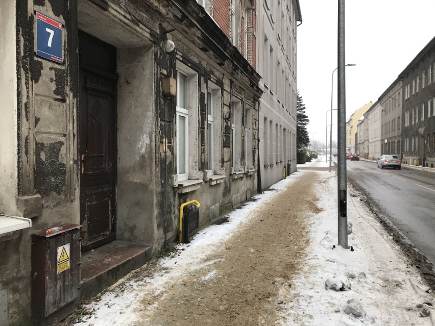 Śnieg pada na odkryte przewody elektryczne lampy przy ulicy Kołłątaja w Słupsku. ZIM przypomina, gdzie zgłaszać usterki [ZDJĘCIA]