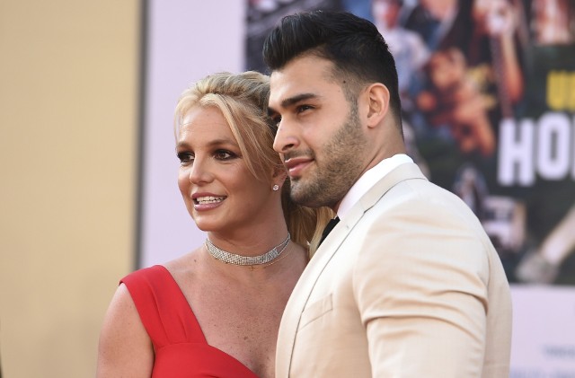 Britney i Sam byli małżeństwem tylko przez 14 miesięcy, a umowa przewidywała, że ​​dostanie 1 milion dolarów za każde dwa lata małżeństwa.