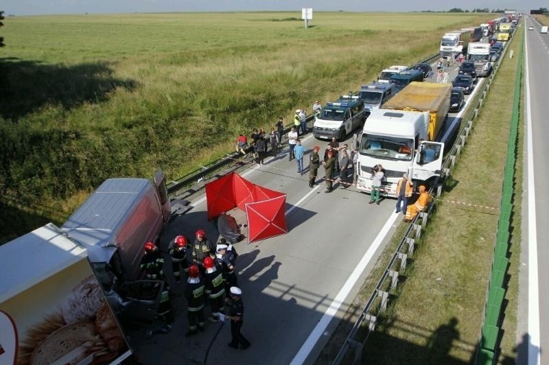 Wypadek na A4. Jedna osoba nie żyje. Kierowcy utknęli w ogromnym korku (ZDJĘCIA, FILM)