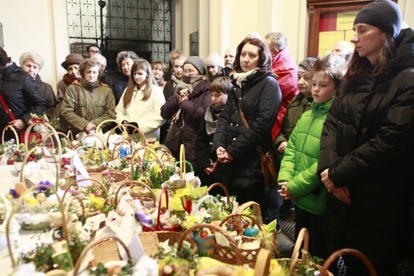 Sobota wielkanocna w Łodzi - święcenie pokarmów