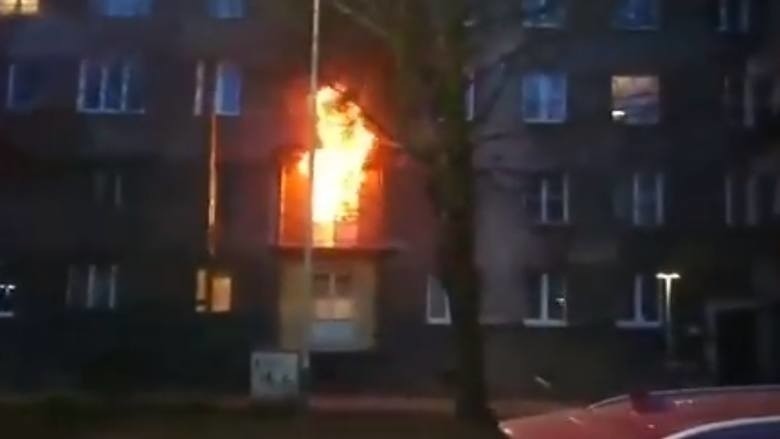 Ogień wydobywający się z okna mieszkania przy ul....