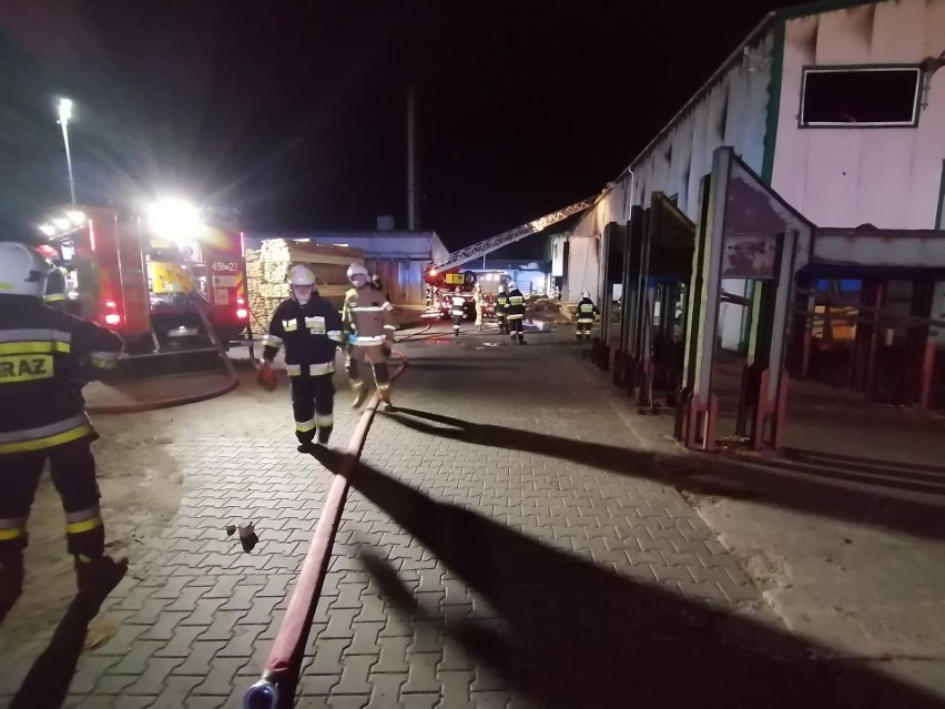 Wielki pożar w Starachowicach. Paliła się hala przemysłowa - tartak i skład drewna "Drewex" na terenie Specjalnej Strefy Ekonomicznej. WIDEO