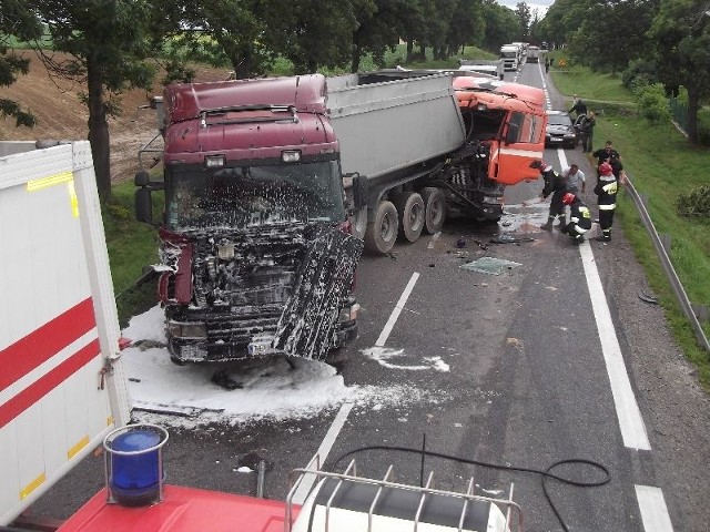 W miejscowości Adamów zderzyły się trzy ciężarówki i dwie osobówki.