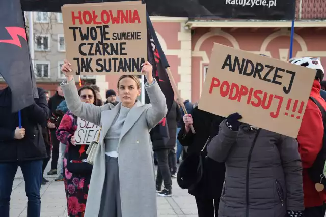 Strajk Kobiet wykrzyczał w Częstochowie: "Szymon weź się ogarnij!" i "Duda podpisuj!"