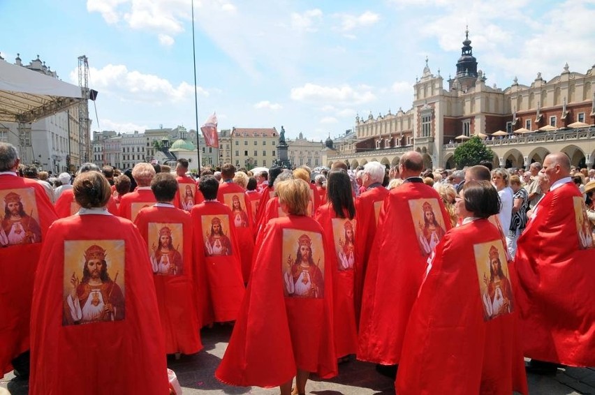 Kardynał Dziwisz apeluje, aby przed wizytą Franciszka znikły miejsca grzechu i zgorszenia [ZDJĘCIA]