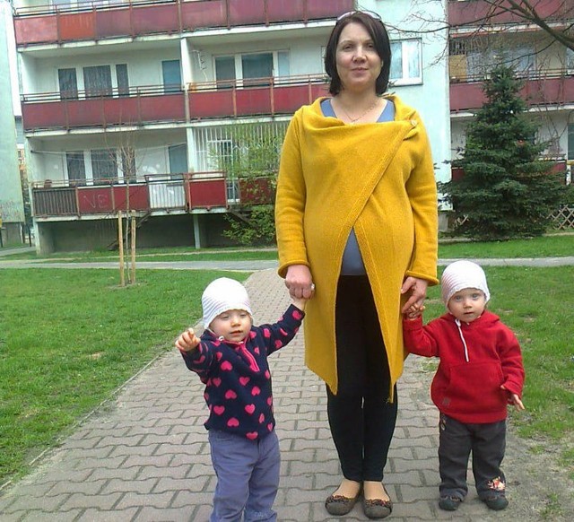 Pani Ula Wielgolewska z córeczkami - bliźniaczkami, Natalką i Zosią. Wkrótce urodzi trojaczki