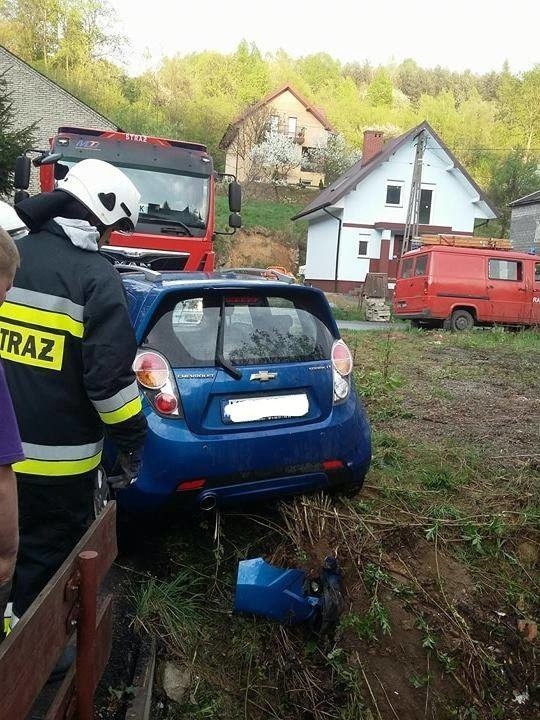 Racławice. Samochód wpadł do rzeki. Kierowca miał szczęście