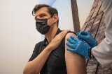 Wojewoda łódzki Tobiasz Bocheński zaszczepił się przeciw grypie i zachęca mieszkańców Łódzkiego do szczepień ZDJĘCIA