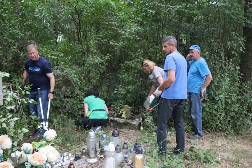 Sprzątali zaniedbane mogiły zasłużonych na cmentarzu "Zjawieniu" w Radomyślu nad Sanem. Zobacz zdjęcia