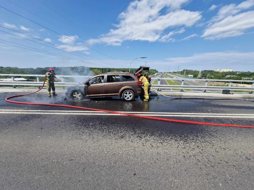 Pożar samochodu na drodze krajowej nr 71, nad S14 w Zgierzu ZDJĘCIA