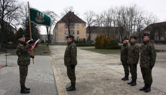 Proporzec najlepszego poddodziału przekazał mjr Tomaszowi Biedziakowi (w środku) dowódca Wojsk Ladowych gen. broni Waldemar Skrzypczak.