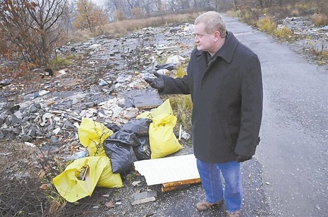 Grzegorz Chudomięt, szef rady miasta chce, aby gmina sama posprzątała ten teren i obciążyła kosztami jego właściciela. (fot. Daniel Polak)