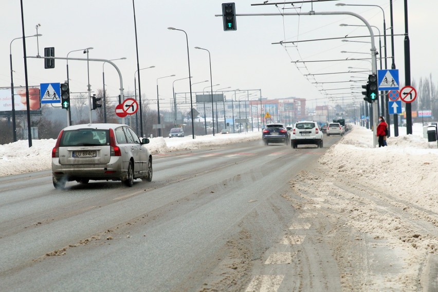 Śnieg na ulicach Lublina. Główne arterie czarne, drogi boczne przysypane. Zobacz zdjęcia