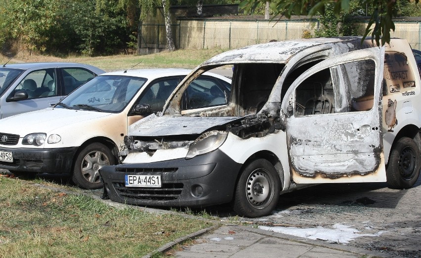 Piroman na Widzewie spalił sześć aut, uszkodził jeszcze cztery (zdjęcia)