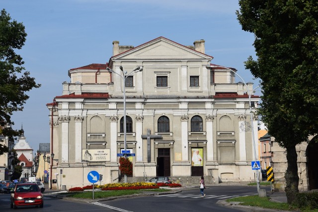 Na przestrzeni lat, głównie w XIX wieku, kościół wielokrotnie przebudowywano. W budynku mieściły się nawet liceum i... kino