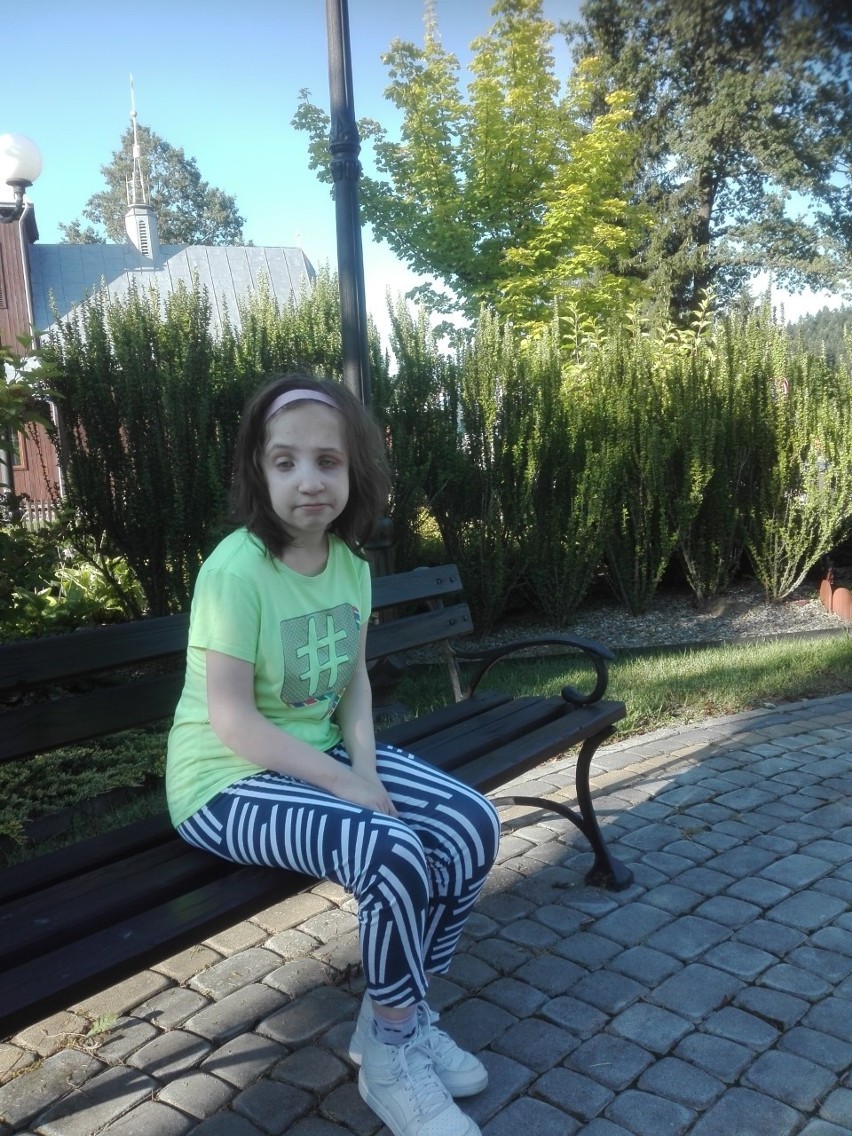 Rodzice 14-letniej Julii Skurskiej z Sandomierza proszą o wsparcie dla córki, którą czeka kosztowna operacja kolan w Stanach Zjednoczonych