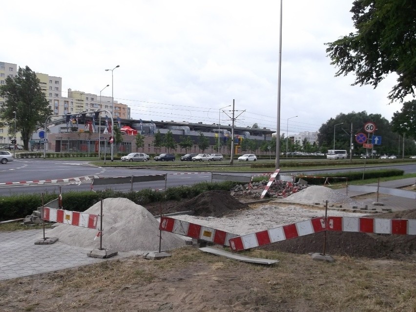 Wrocław: Koniec remontu wodociągu przy Bajana. Trzeba jeszcze naprawić jezdnię (ZDJĘCIA)