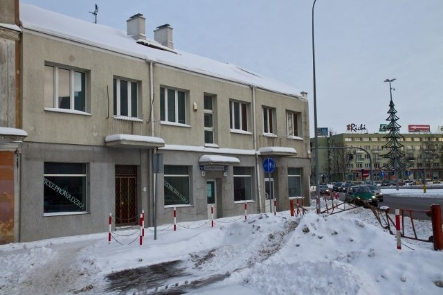 Wiosną budynek przy ul. Dąbrowskiego 12 i 12/1 ma być rozebrany. Zostanie tylko sąsiednia secesyjna kamienica, która znajduje się w rejestrze zabytków.