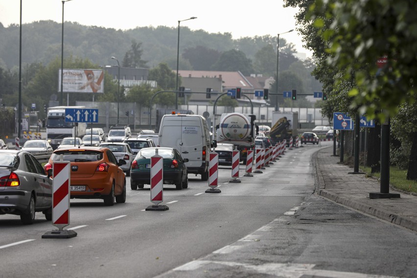 Uwaga kierowcy! Na ulicy Opolskiej w Krakowie tworzą się wielkie korki. Taka sytuacja będzie długo trwać