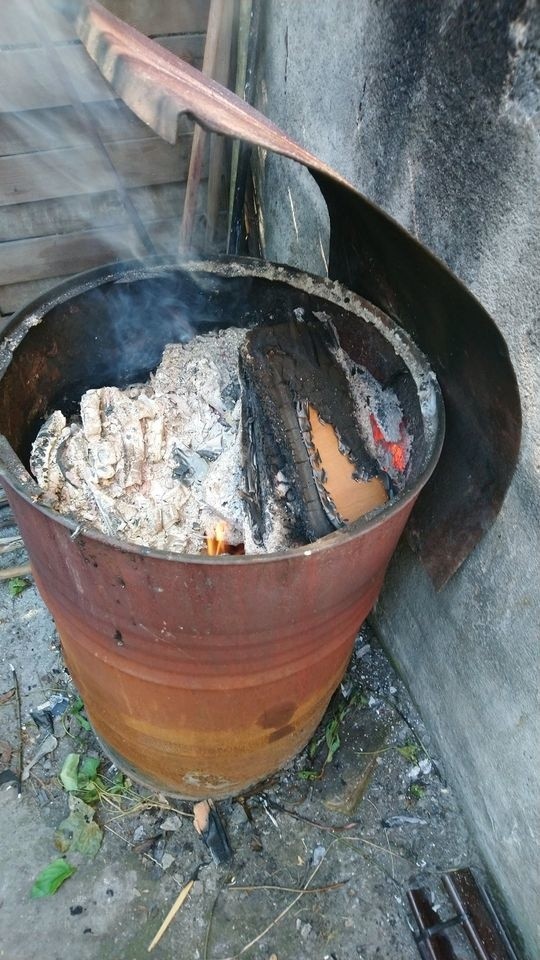 Mieszkaniec Starołęki podpalił beczkę z pociętymi kawałkami starej szafy. Został ukarany mandatem w wysokości 500 zł.