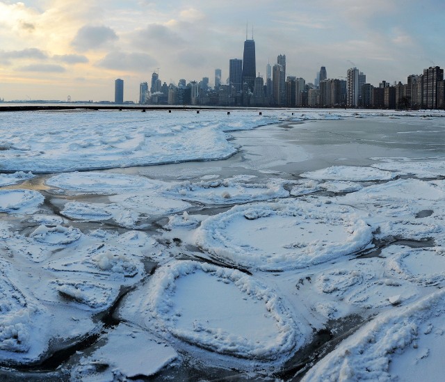 USA. 27 osób uratowanych z kry lodowej dryfującej po jeziorze Michigan