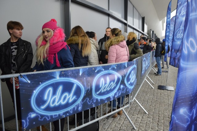 Pierwsi uczestnicy castingów czekali przed drzwiami Hiltona już o godz. 8.00.