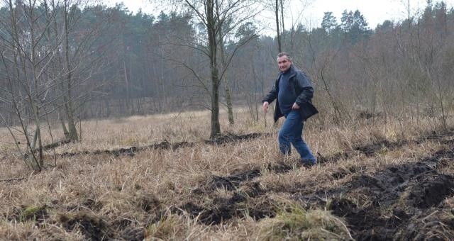 Jednym z poszkodowanych jest Szymon Łabuda. Szacuje, że auta zniszczyły mu pięć arów łąki.