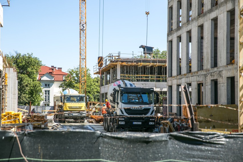 Kraków. Szkieletor zmienia się z dnia na dzień, rosną nowe budynki [NOWE ZDJĘCIA]