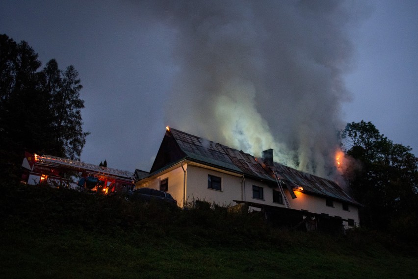 Biały Dunajec. Poranny pożar budynku mieszkalno-gospodarczego. Z ogniem walczy 20 jednostek strażackich