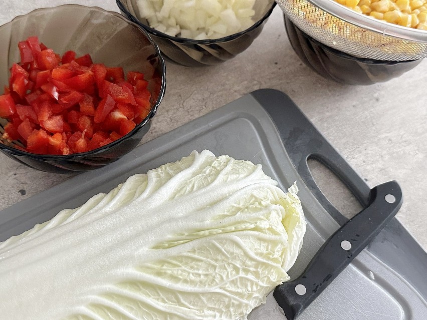 Umyj i pokrój warzywa: kapustę pekińską, paprykę, cebulę i...