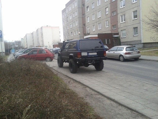 Przy ul. Technologów w Zielonej Górze auta parkują na całej szerokości chodnika.