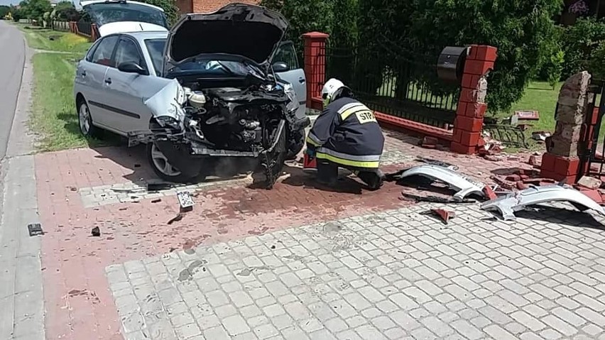 Rozbite auto, zniszczone ogrodzenie po kolizji w Sokolnikach [ZDJĘCIA]