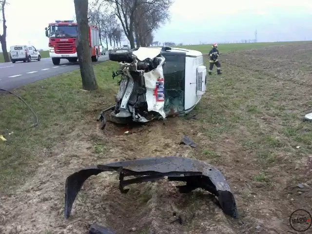 Około godz. 13.20 na DK 46 Sidzina - Pakosławice (powiat nyski) 40-letni kierowca dostawczego fiata na prostym odcinku drogi z nieznanych na razie stracił panowanie nad autem, zjechał na prawe pobocze i uderzył w drzewo. Został odwieziony do szpitala.Policjanci ustalają przyczyny i okoliczności zdarzenia.