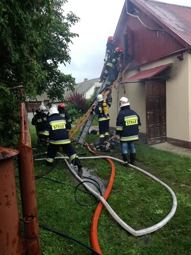 Pożar w Pakosławiu. Kobieta z poważnymi poparzeniami twarzy została przewieziona do szpitala.