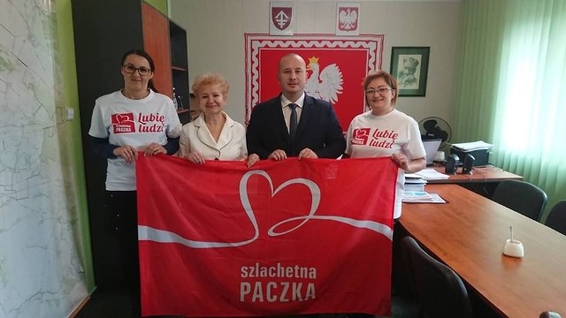 Burmistrz Marcin Piszczek wraz z pracownikami Urzędu Miasta.