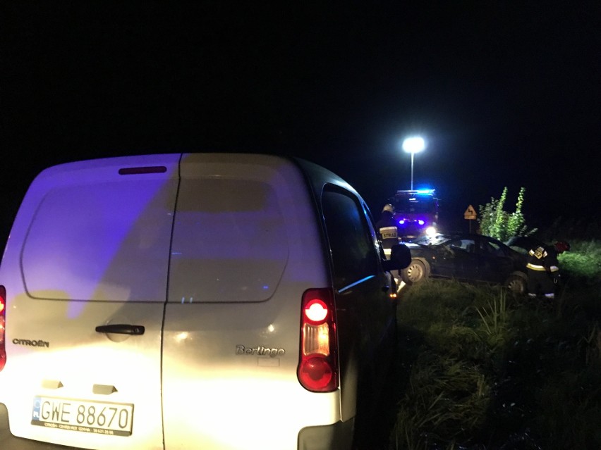 Wypadek na trasie Kosakowo - Mrzezino. Dachowanie samochodu osobowego 30.09.2019. Jedna osoba poszkodowana 